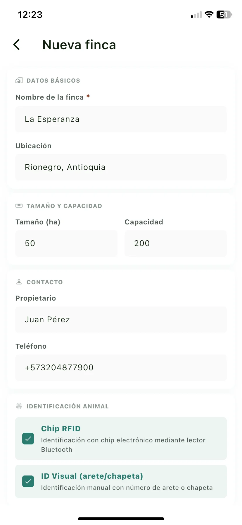 Pantalla Nueva finca con las secciones Datos básicos, Tamaño y capacidad, Contacto e Identificación animal